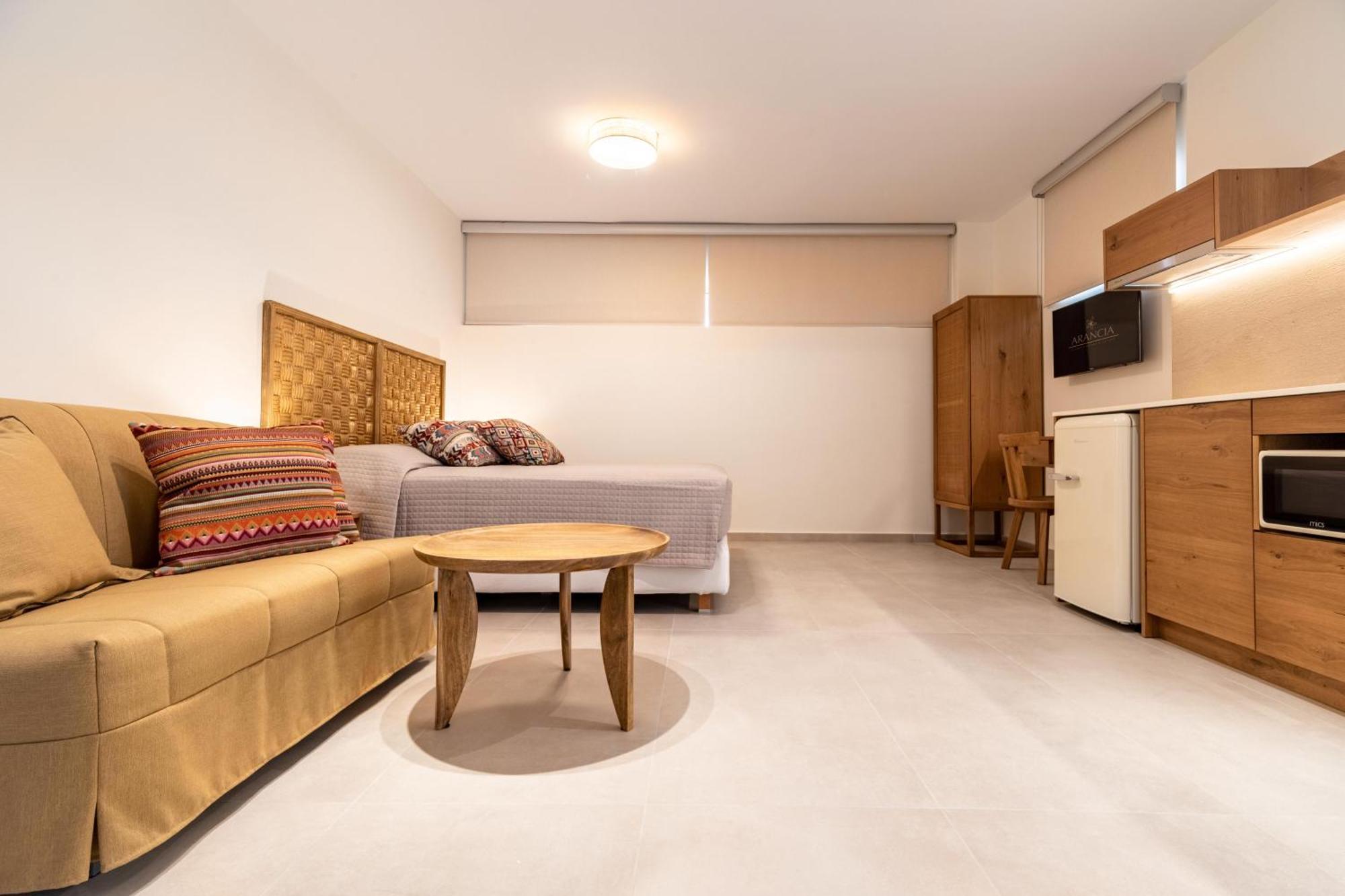 Arancia Elegant Rooms And Suites Толон Экстерьер фото
