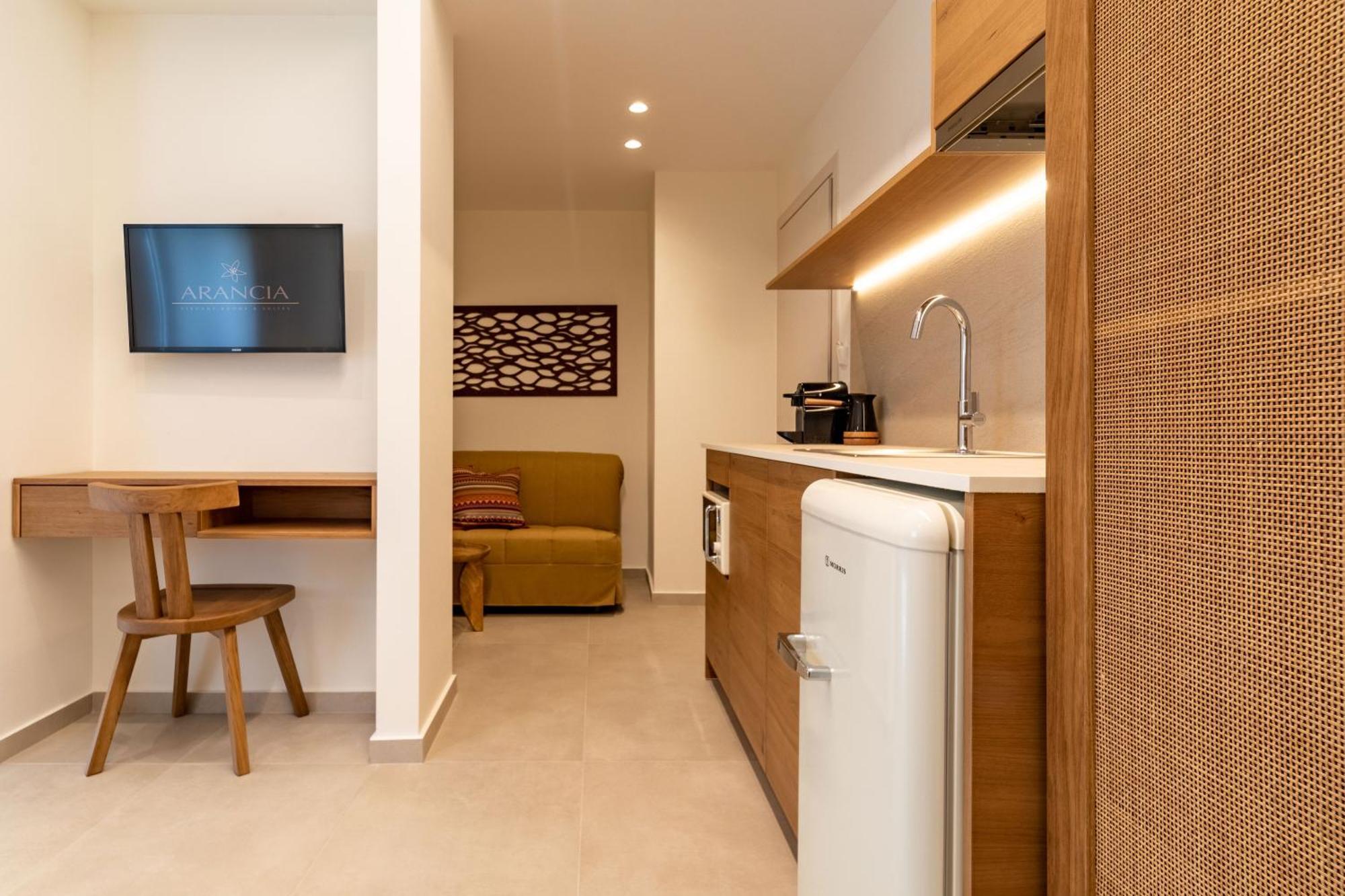 Arancia Elegant Rooms And Suites Толон Экстерьер фото